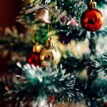 Foto einer Christbaum Kugel an einem Tannenbaum