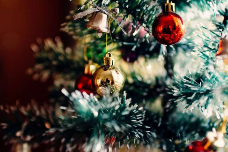 Foto einer Christbaum Kugel an einem Tannenbaum