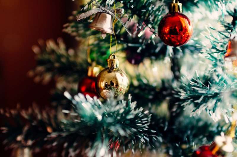 Foto einer Christbaum Kugel an einem Tannenbaum