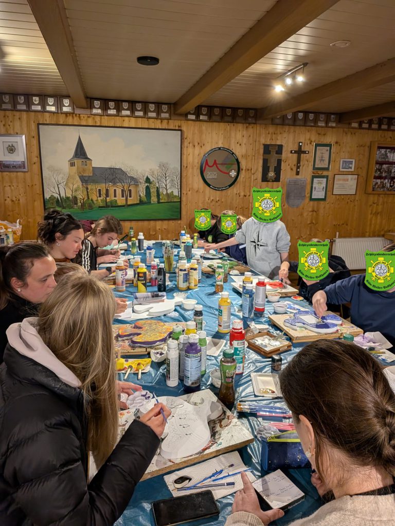 Die Kinder bemalen die Vögel für unser Schützenfest